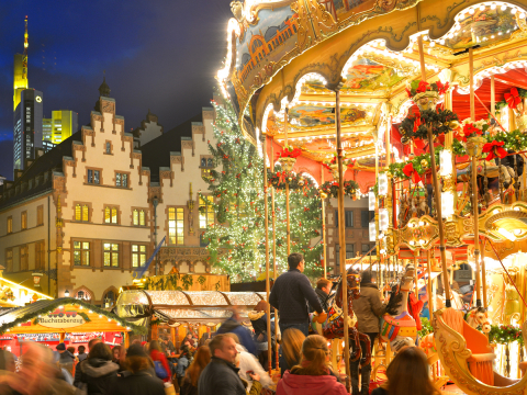 Frankfurter-Weihnachtsmarkt-Karussell-Menschen-Roemer-Abend-0530_-C-visitfrankfurt_Holger-Ullmann_front_large (1)